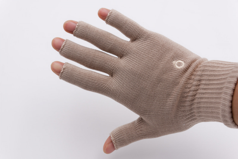 指部分は、第一関節の少し上まで隠れる長さ