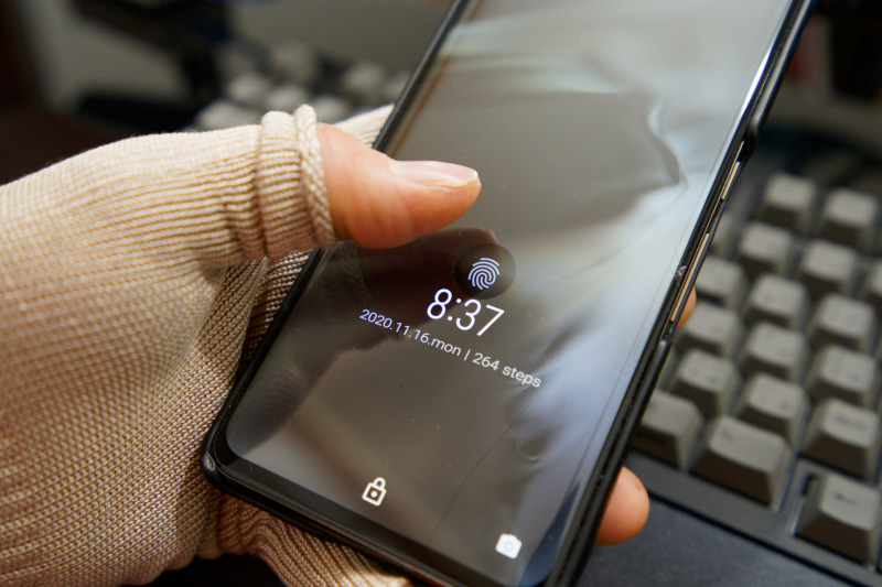 指先をちょっとだけまくればスマートフォンの指紋認証機能も問題なく使える