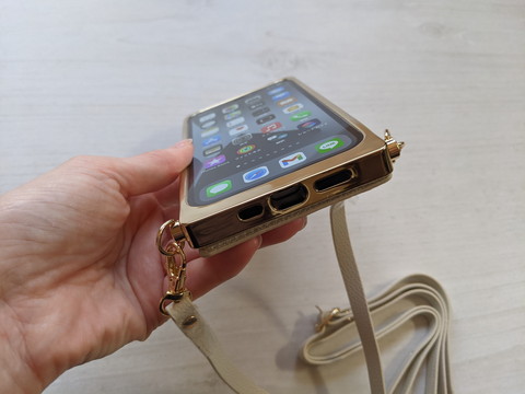 底面はしっかり保護され、パーツごとに穴が開いているタイプだ