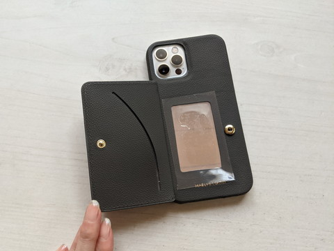 背面を開くとミラーとカード入れがある