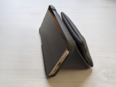 フリップをスタンドとしても利用できる