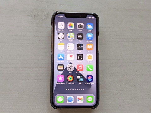 表側はシンプルで画面操作をしていても邪魔にならない