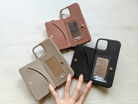 フリップを開けたところもカラーで統一されている