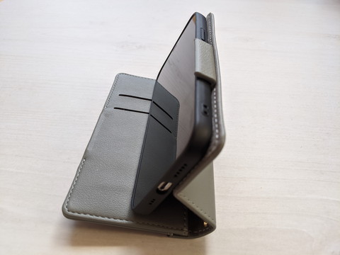 フリップをスタンドとしても利用できる