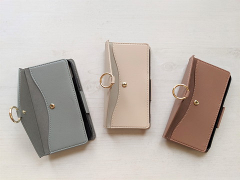 フリップを開けると、それぞれのカラーに合わせた滑りにくい素材が使われている