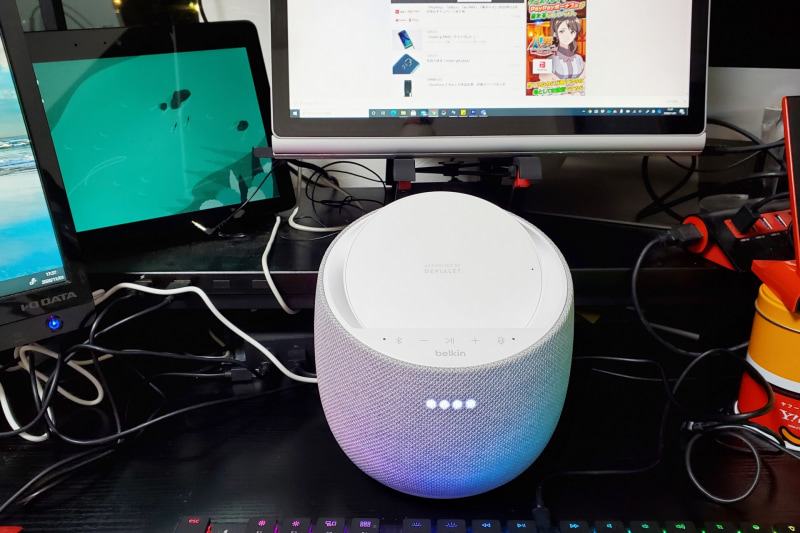 すでにデスクの上が“満席”なこともあり、キーボードとPC本体の間に鎮座するSOUNDFORM ELITE。存在感たっぷりである