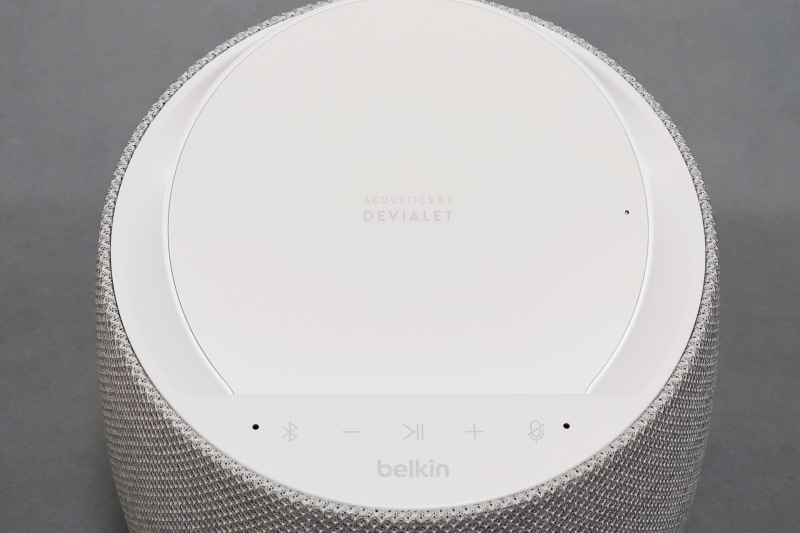 SOUNDFORM ELITE上部。ワイヤレス充電スポットと各種コントロールがあるのがわかる。スマートスピーカーなので、「音量を下げて」「音楽を一時停止して」という音声コントロールでも操作可能だが、声を出したくない場面ではタッチコントロールできるのはありがたい