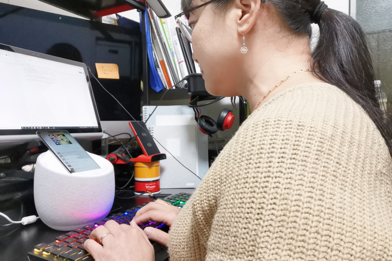 そのため、充電しながらでもスマホに視線を落とすのが簡単だ