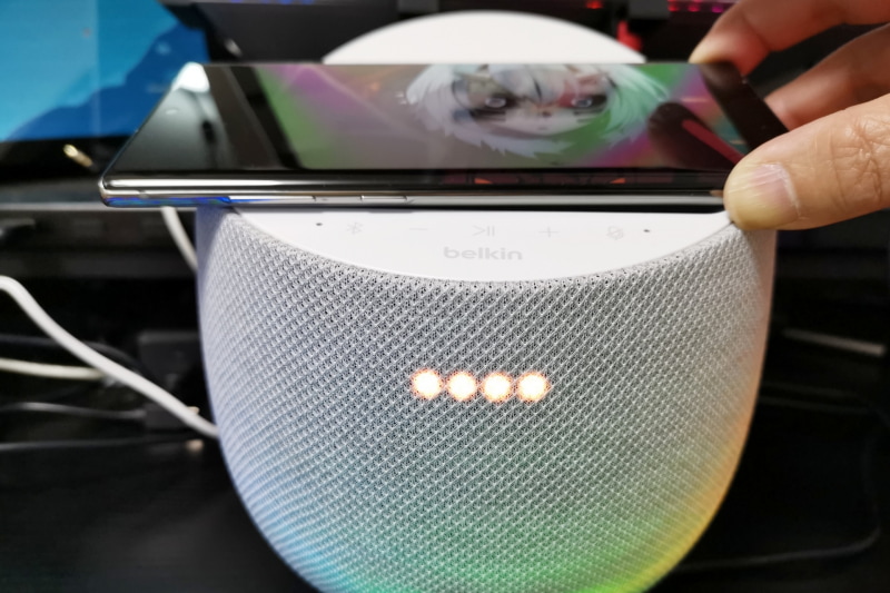 どこにも引っかかりがない滑りの良い素材のため、どう工夫しても横置きできない。Rakuten Miniほどのサイズであれば置けそうだが、ワイヤレス充電に対応していないので意味がないし、そもそもあのサイズで動画を視聴しようとは思わない