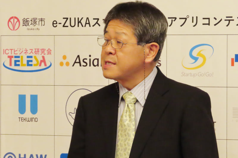 冒頭で挨拶する飯塚市 経済部 部長の長谷川司氏