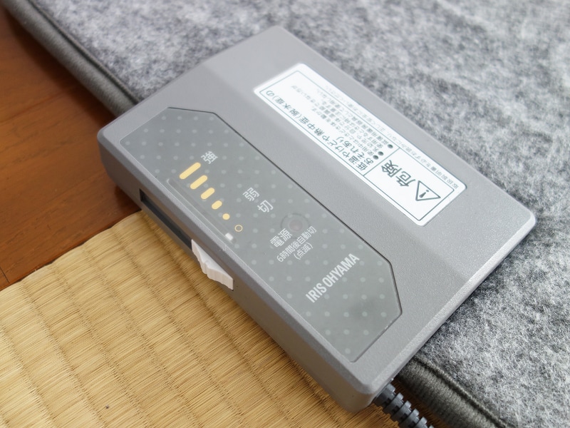 設定は約40度～約55度の無段階調節。一番低い温度に設定しても優しい暖かみが足元を包みます。