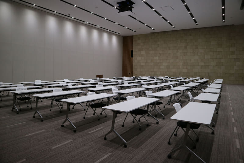 大ホールは3分割で利用できる。3ホール合わせて最大1500人収容できる。ドラマの舞台となったことも