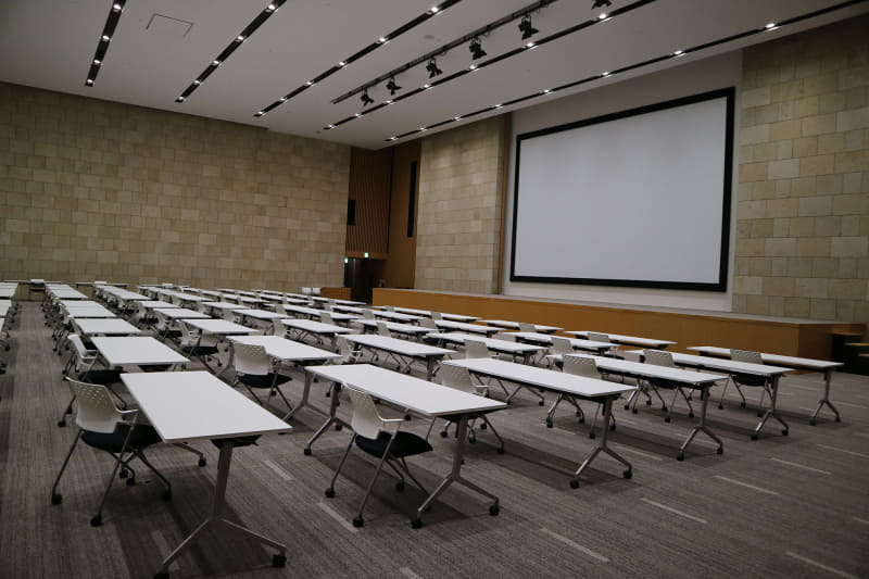 大ホールは3分割で利用できる。3ホール合わせて最大1500人収容できる。ドラマの舞台となったことも