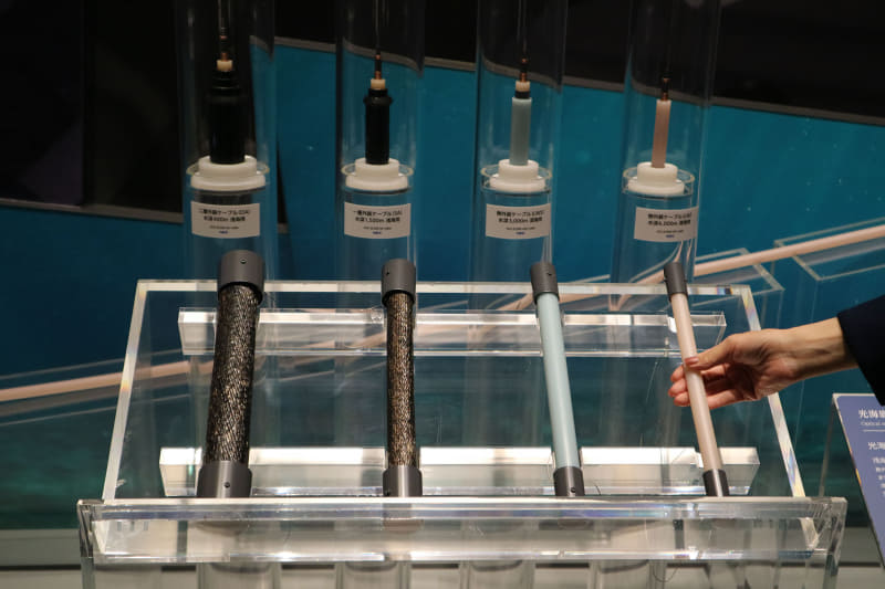 ケーブルの実物展示。海域によって使用するケーブルの種類が違う