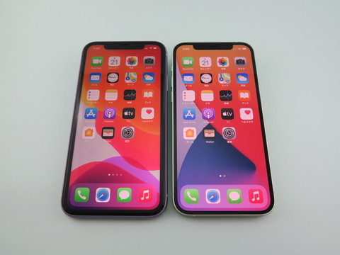 「iPhone 11」（左）と「iPhone 12」（右）を並べてみると、ディスプレイ周りの額縁が狭くなり、仕上がりが大きく変わったことがよくわかる