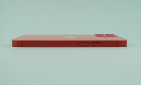 左側面には分割式音量キー、着信／サイレントスイッチ、SIMカードトレイを備える