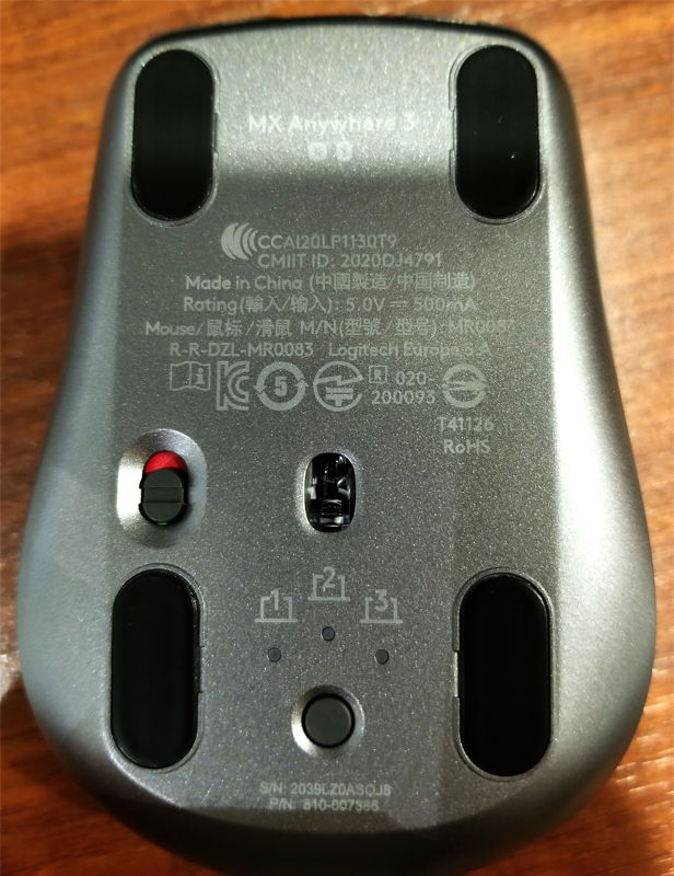 裏面に技適などのマークがあった。最下部にあるのが接続先切り替えボタン