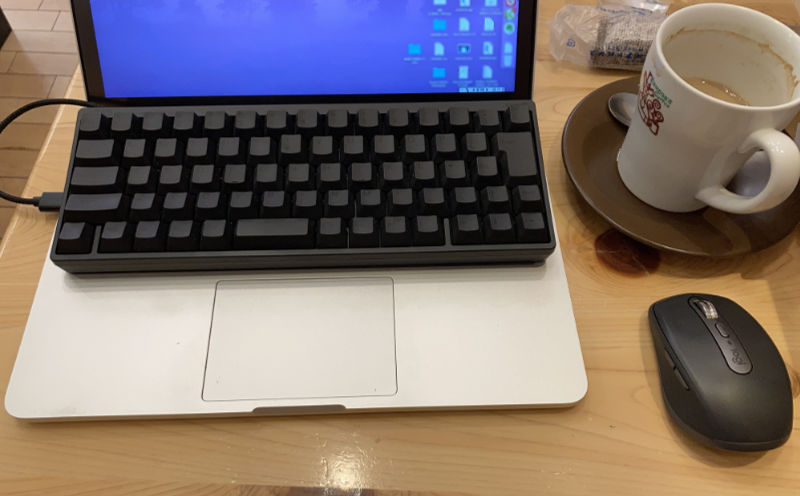 カフェで使っても邪魔にならないサイズ