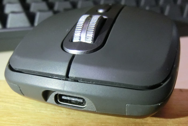 充電端子はUSB Type-C。ケーブルをつないでも有線マウスとして認識されることはなかった