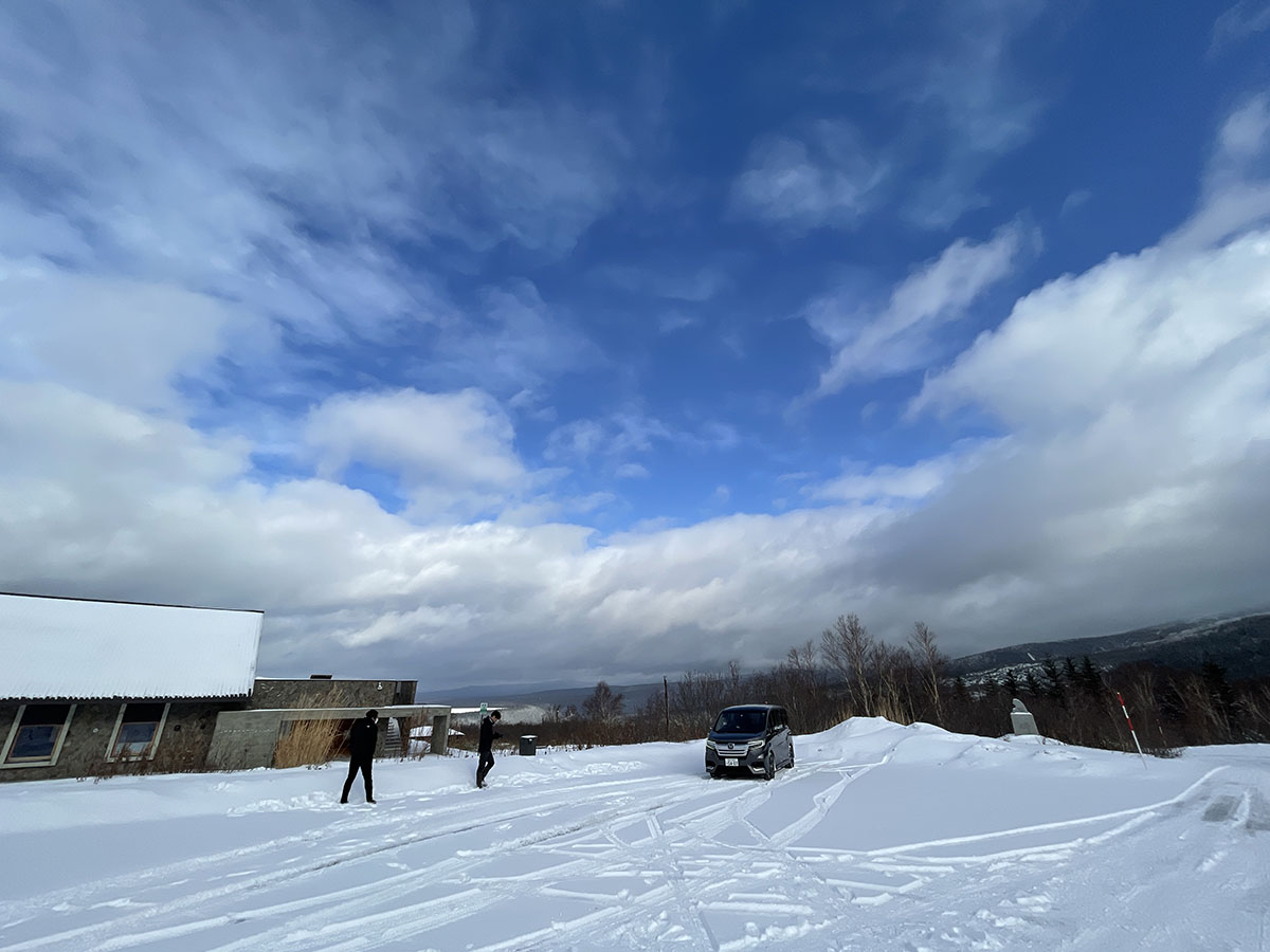 超広角で撮った北海道の空。肉眼で見るともう少し青みが弱い空だったような気がするが、記憶の中ではこういう青空だったと思える。