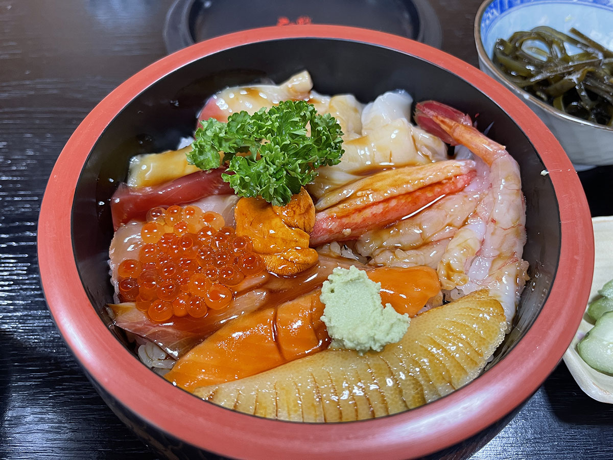 ちらし寿司っていうか海鮮丼だが、肉眼で見るとこれほど彩度が高くなく、反射によるシズル感もそれほどなかったような……。だが、こういうご馳走感があった。