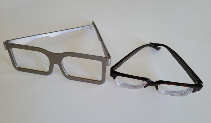 普通サイズの眼鏡に比べると1.5倍は大きい「眼鏡型ラップトップスタンド」