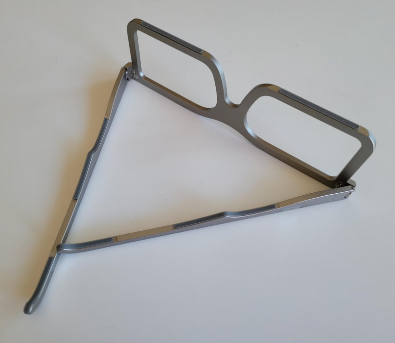 本体やツルの要所にはスリップ防止のシリコンラバーが貼られていてモバイルPCをしっかりとホールドしてくれる