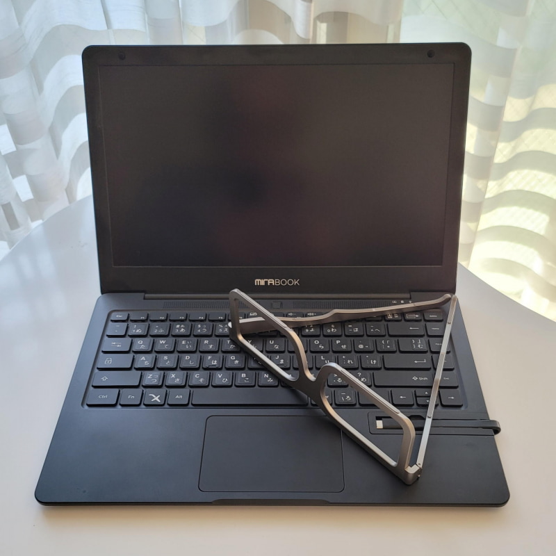 「眼鏡型ラップトップスタンド」で標準的なサイズのモバイルPCであるMiraBookを嵩上げしてみた