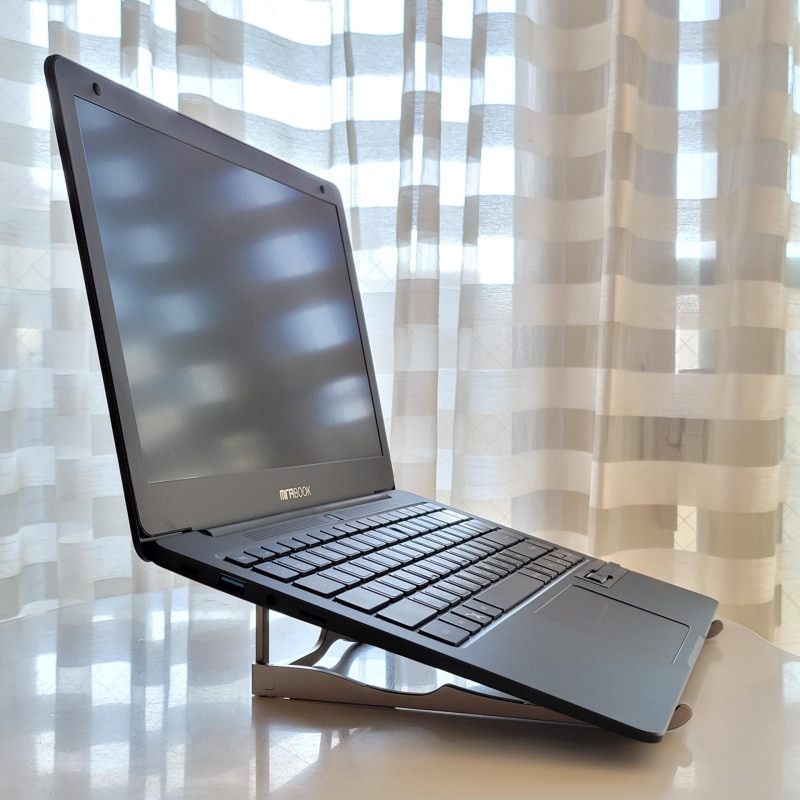 側面から見るとこんな感じ。シリコンラバーがノートパソコンの要所を上手く支えてくれているので安定している