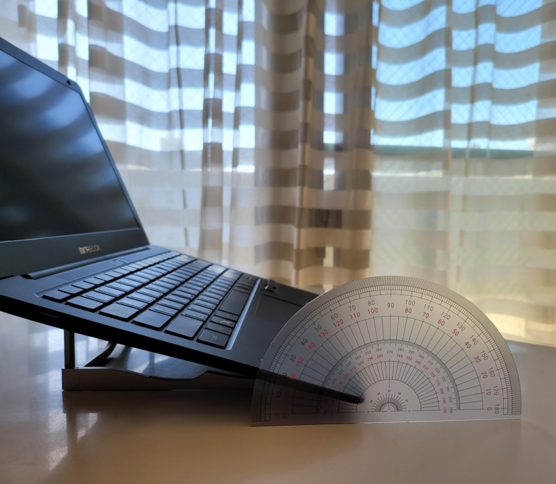 キーボードの角度は18度、机から持ち上がってる高さは最大で60㎜だ