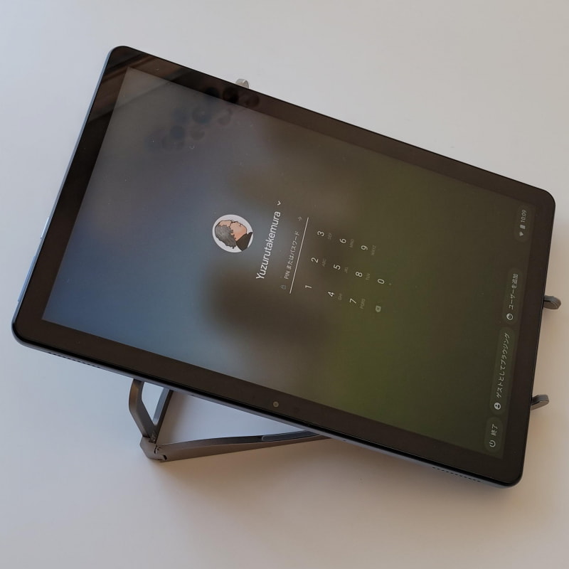 10インチクラスのタブレットは縦置きで全く問題ない。ペンの操作も快適だ