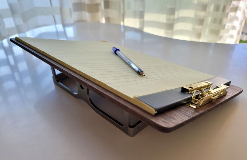 A4+サイズのクリップボードはさすがに縦置きは無理だが横置きなら大丈夫