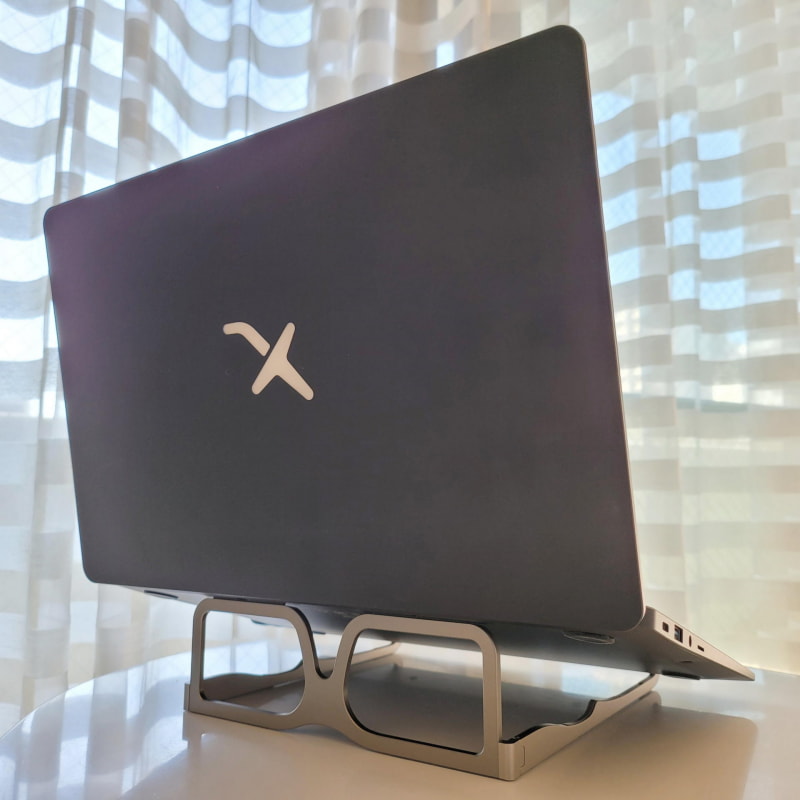 「眼鏡型ラップトップスタンド」は名前の通り、眼鏡の格好をした昨今需要の高いラップトップスタンドだ。