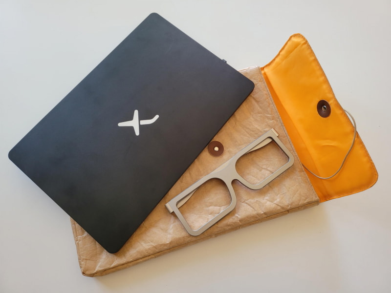 「眼鏡型ラップトップスタンド」は軽量76gなので、モバイルPCと何処でも一緒に行動できる