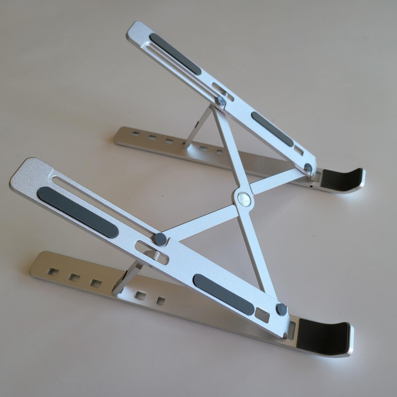 キーボードの角度を6段階くらいに調整できるラップトップスタンドも多い