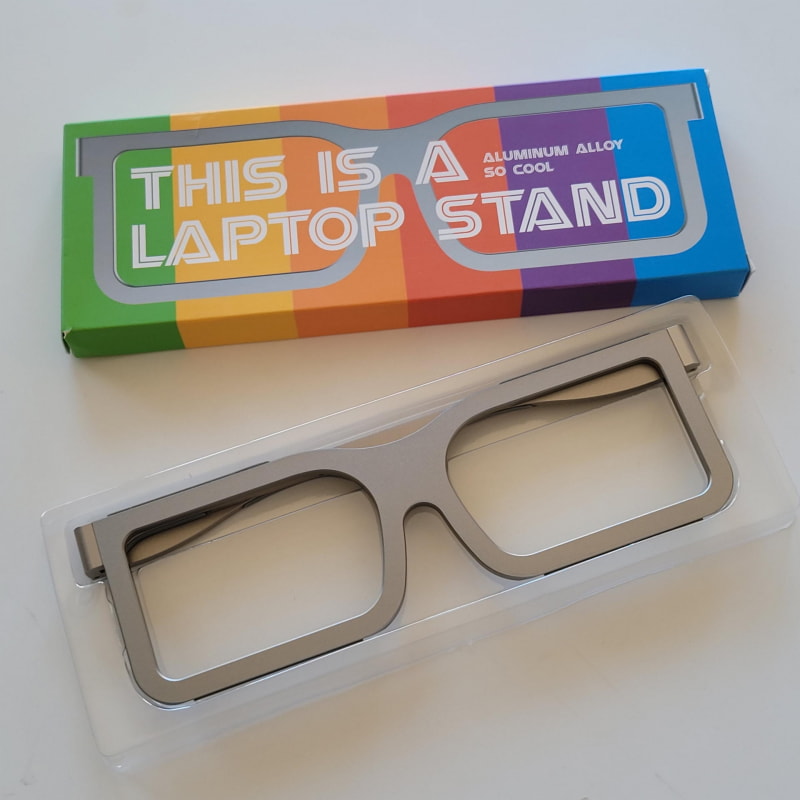 「眼鏡型ラップトップスタンド」は眼鏡そのものの格好をしている