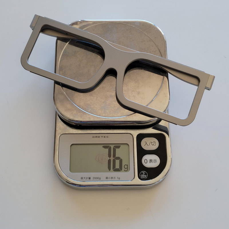 「眼鏡型ラップトップスタンド」はシンプルな分だけ軽くて一般的な同素材のラップトップスタンドの3分の1以下の重量（76g）だ