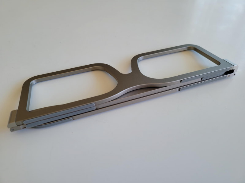 本体や眼鏡のツルにはマグネットが仕組まれていてカチッとくっつきコンパクト