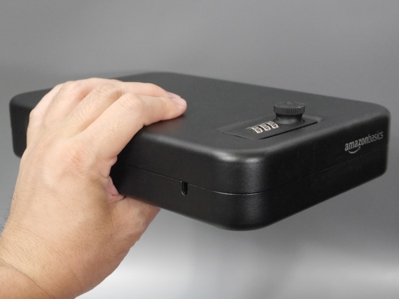 サイズは約24×17×4.6cm。紙の辞書程度の大きさといえばわかりやすいだろう