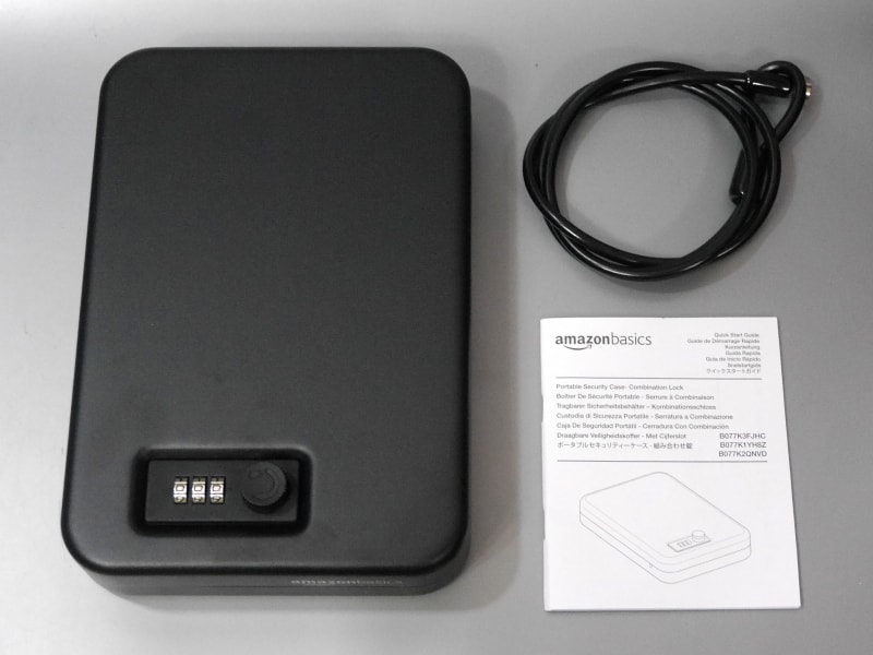 本体のほかセキュリティケーブル、暗証番号の設定方法を記した多言語版の取説が同梱される