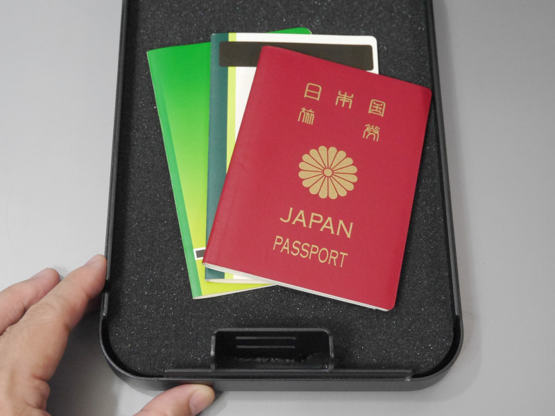 通帳やパスポート、手紙類、お札などを入れられるサイズ