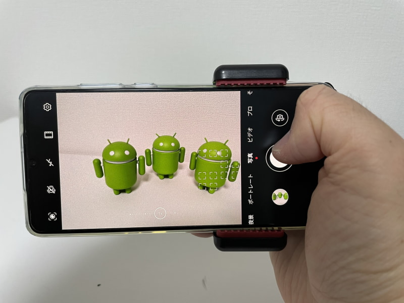 マウント部分に右手の4本の指をかけて持つと片手でのグリップ感が安定し、親指でシャッターが切りやすくなる