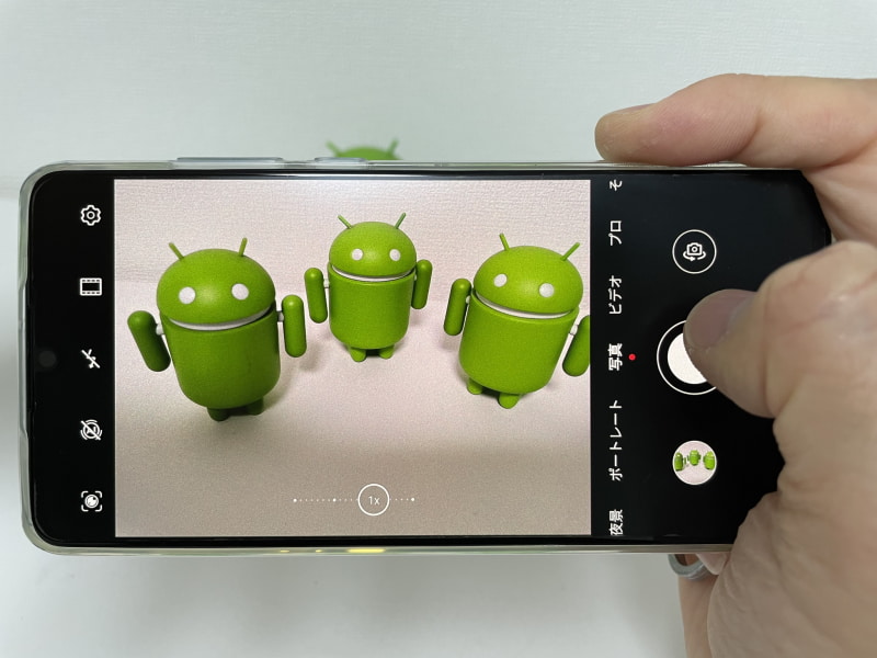 HUAWEI P30を右手で持って撮影しているところ。横にした状態では片手で安定して持てない形状である上、シャッターボタンがディスプレイ内なので押しづらい