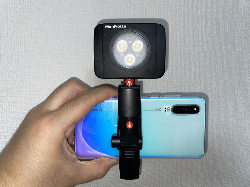 アクセサリーシュー付きのマウントを使えば、ライトなどを装着して幅広い撮影にも対応できそうだ