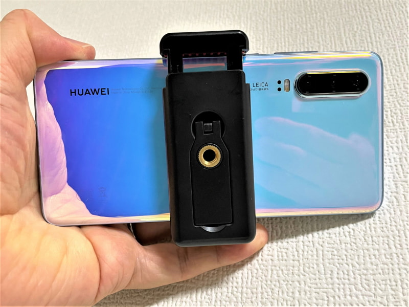 三脚用のマウントを装着したところ。片手で持つことを考えると、マウントは太めのものの方がよい