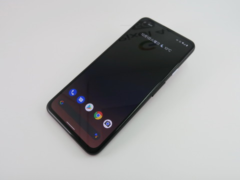 Google「Pixel 4a（5G）」、約153.9mm（高さ）×74mm（幅）×8.2mm（厚さ）、約168g（重さ）Just Black（写真）をラインアップ。ソフトバンクでも同一モデルを販売