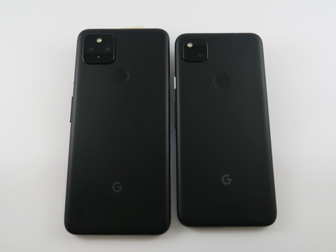 「Pixel 4a（5G）」（左）と「Pixel 4a」（右）の背面。ボディサイズは異なるが、レイアウトは基本的に同じ。背面の仕上がりもほぼ同じ