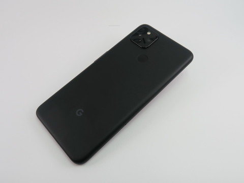 指紋の跡が付きにくい仕上げの背面