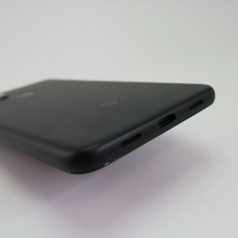 下部にはUSB Type-C外部接続端子を備える