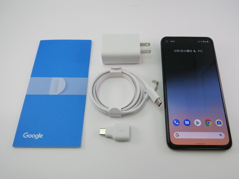 パッケージには18W対応USB-C電源アダプター、1メートルのUSB-C - USB-C ケーブル（USB 2.0対応）、クイックスタートガイド、クイックスイッチアダプター（USB-C - USB-A変換アダプタ）などが同梱される